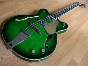 Eastwood Limited Edition Classic 4 Greenburst Bass - perspective