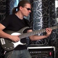 Viktor L?rincz: Intro Bass Solo