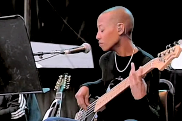 Acoustic David Bowie with Gail Ann Dorsey: “Heroes” (Live)