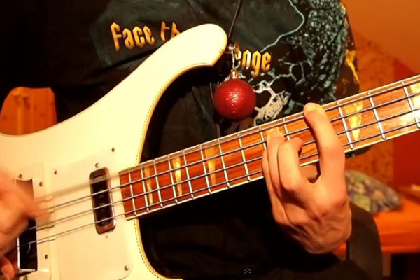 Bas Shiver: “Let It Snow” Solo Bass Performance and Lesson