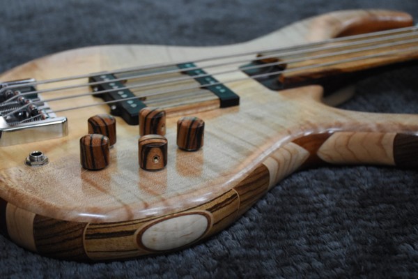 Bass of the Week: LowDown Bass Guitars Special Custom Series 4F Fretless