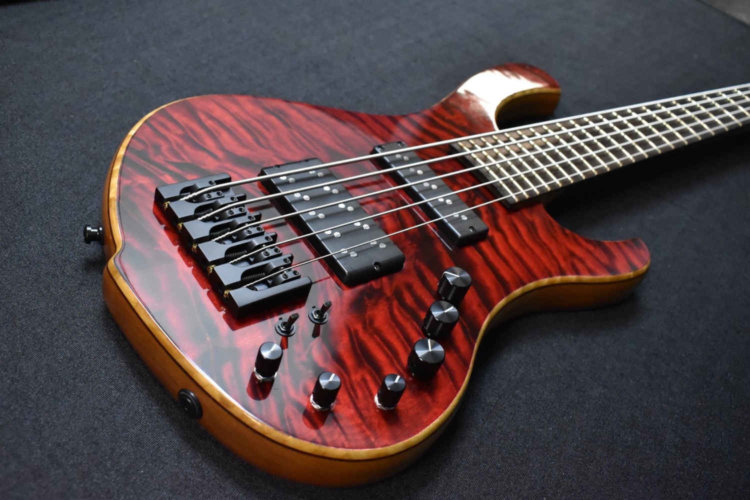 Anka Custom Guitars Hathor Deluxe 5-String Body Bass Body Angle 3