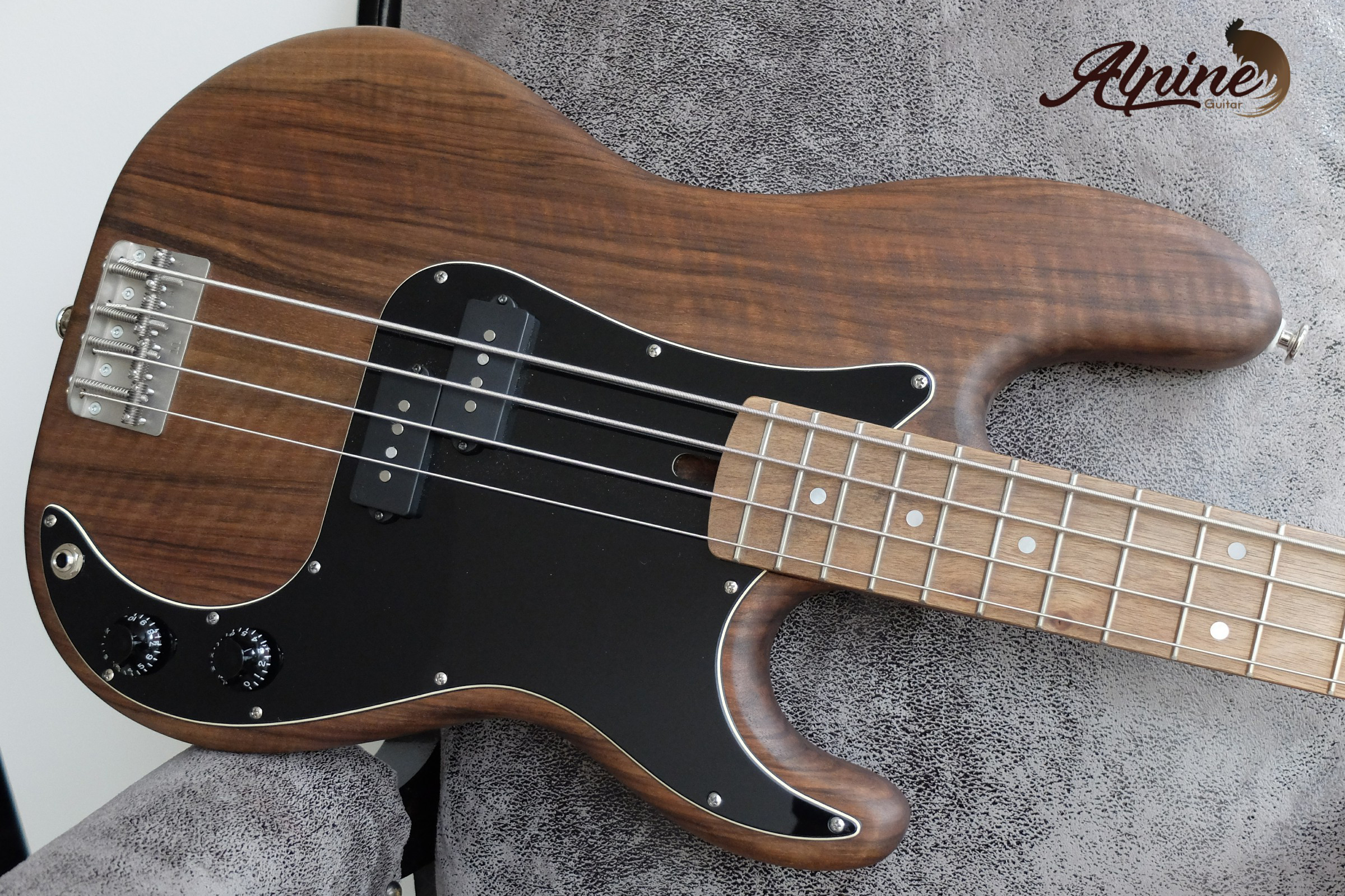 Bass of the Week: Alpine Guitar Black Bison – No Treble