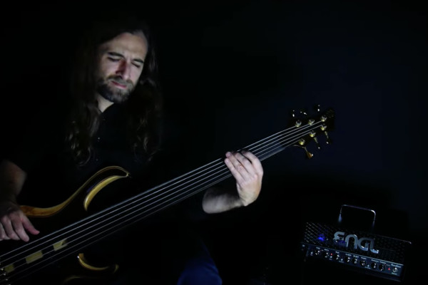 Linus Klausenitzer: Bass Playthrough of Obsidious’ “Iconic”