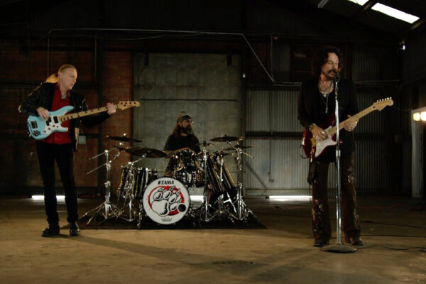 The Winery Dogs: Mad World