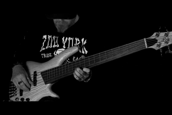 Clive H Jones: Linkin Park’s “Heavy” Solo Bass Arrangement on an Ibanez Ashula