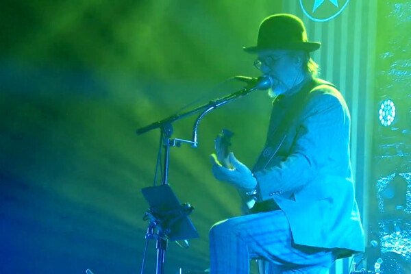 Les Claypool’s Fearless Flying Frog Brigade: “Pigs” Live