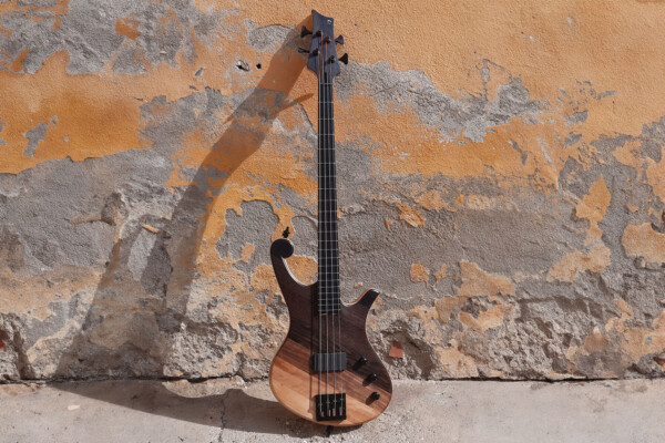 Bass of the Week: 13 Custom Instruments Alex 4