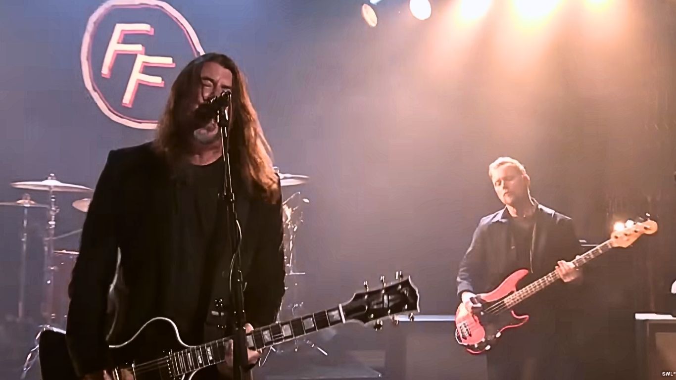 Nate Mendel Keeps It Heavy on “Caught In the Echo” with Foo Fighters ON SNL UK