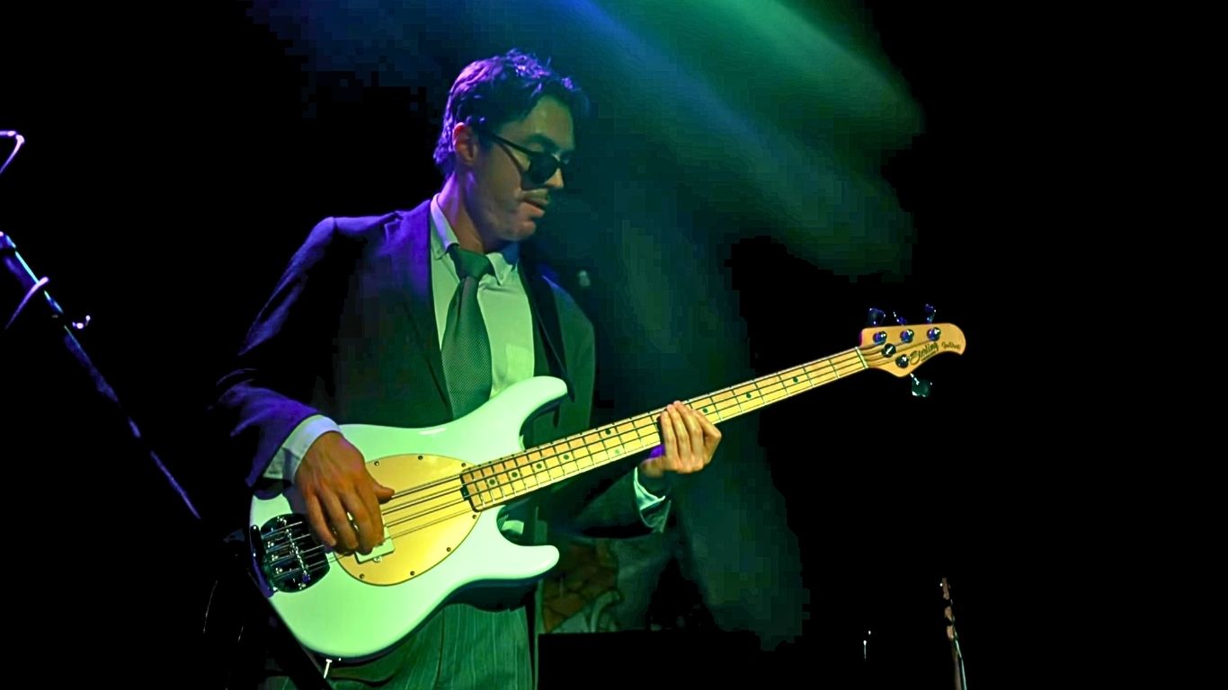 Joe Dart Is Unleashed on This Live Performance of “The Vision” with Olllam